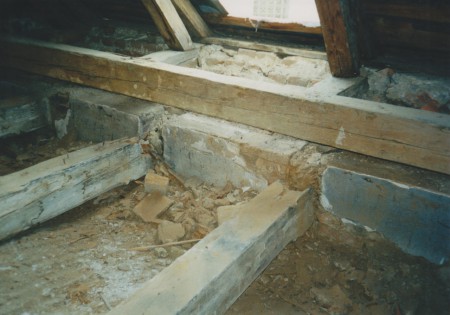 Poškození trámů hnilobou, 2000